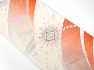 華紋に孔雀羽根模様織り出し　袋帯